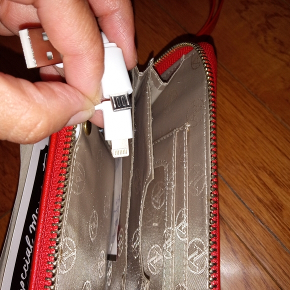NWOT ADRIENNE VITTADINI CHARGING WALLET/ CLUTCH. - Picture 6 of 11